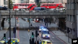 2019年11月29日星期五，伦敦桥上下的警车和公共汽车。（美联社照片）