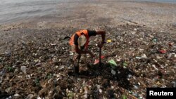 FILE - A soldier pauses while cleaning plastic and other debris on the shores of Montesinos beach, in Santo Domingo, Dominican Republic July 19, 2018. (REUTERS/Ricardo Rojas/File Photo)