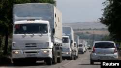 Truk-truk konvoi Rusia membawa bantuan kemanusiaan untuk Ukraina menuju ke perbatasan Ukraina dekat kota Donetsk, di wilayah Rusia, Rostov, 22 Agustus 2014.