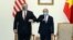 Ngoại trưởng Mike Pompeo và Thủ tướng Nguyễn Xuân Phúc với cử chỉ "bắt tay thời Covid" trong cuộc gặp tại Hà Nội vào ngày 30/10/2020.