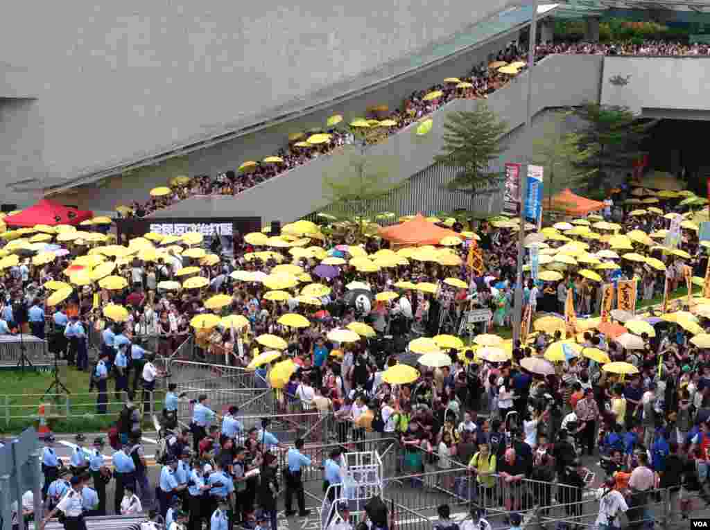 港人重返政总纪念雨伞运动一周年（美国之音海彦拍摄）