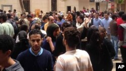 在埃及北部城市坦塔一座教堂星期天发生爆炸后，参加礼拜活动的人的亲属及其民众聚集在这所教堂外面。 (2017年4月9日)