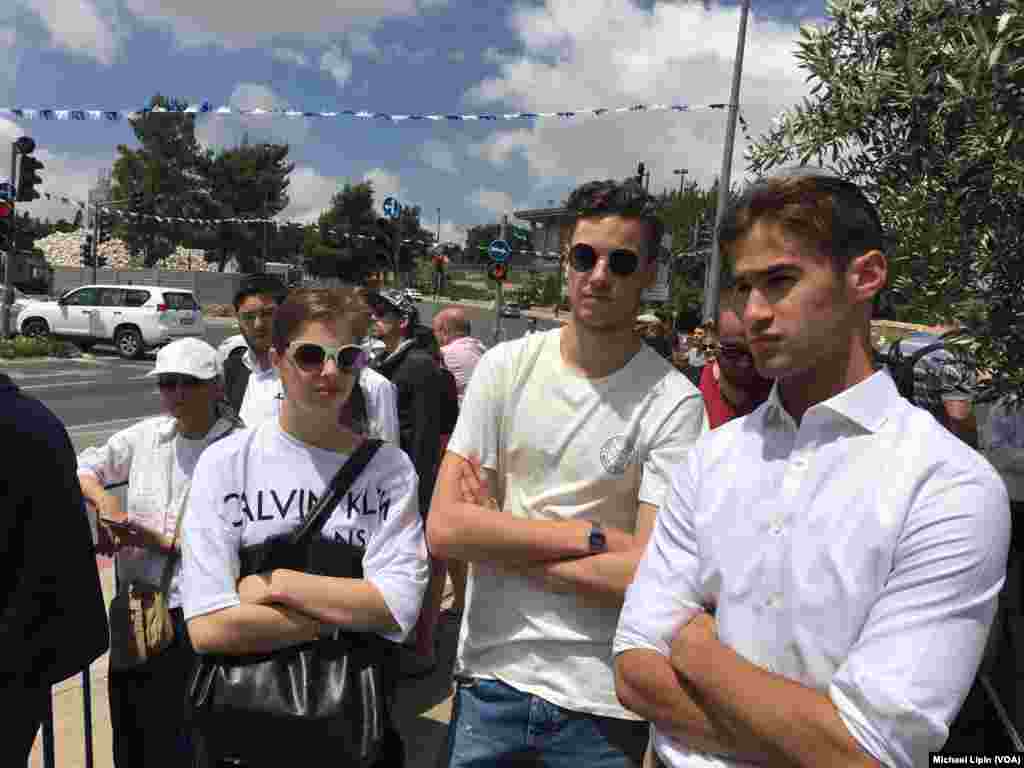 گروهی بیرون از موزه اسرائیل در زمان بازدید پرزیدنت ترامپ