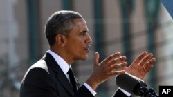 Le président Obama prononçant, samedi 7 mars 2015, son discours devant le pont Edmund Pettus à Selma, dans l’Alabama, dans le cadre du 50e anniversaire de "Bloody Sunday", un événement marquant le mouvement des droits civiques aux Etats-Unis. (Photo : AP / Jacquelyn Martin)
