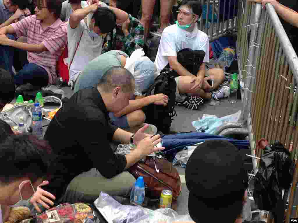 数千香港市民云集政府总部声援被困公民广场学生（美国之音图片／海彦拍摄）