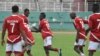 Les joueurs de l'équipe nationale de football du Soudan plaisantent lors d'une séance d'entraînement au stade Félix Houphouet-Boigny à Abidjan le 24 mars 2016.