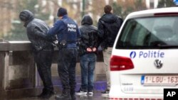 هم د گل یا یکشنبې په ورځ د بیلجیئم سرکاري وکیل وویل د اتوار یا شنبې په ورځ په برسلز او خوا او شا علاقو کې د چاپو په مهال ١٦ مشکوک کسان نیول شوي دي. د پنځه نورو کسانو د گرفتارۍ اعلان هم د گل په ورځ وکړی شو