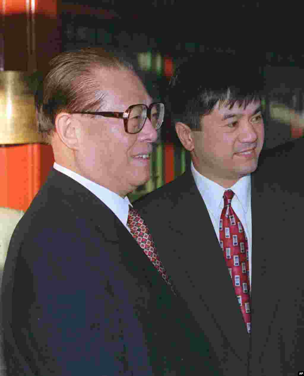 1997年10月6日，中国主席江泽民会见美国华盛顿州州长骆家辉。骆家辉后来担任驻华大使。