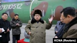 2016年3月9日朝鲜领导人金正恩接见核科学家。