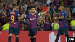 Lionel Messi jubile avec son co-équipier uruguayen Luis Suarez et le chilien Arturo Vidal lors du match de la Ligue des champions contre PSV, le 18 septembre 2018. 
