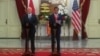 Presiden Joko Widodo memberikan keterangan pers bersama Wakil Presiden Amerika Serikat Mike Pence di Istana Merdeka Jakarta Kamis, 20 April 2017. (Foto: VOA/Andylala)