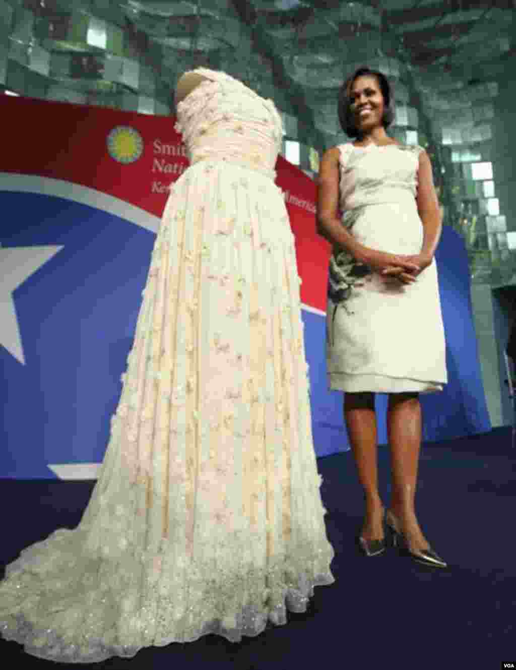 Mişel Obamanın 2009-cu ildə inaqurasiyadan sonra ziyafətdə geydiyi don muzeyə verilir 