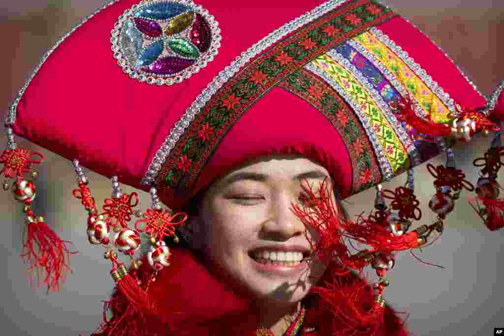 2017年3月12日，在北京的人民大会堂，人大会议的服务员穿戴民族服饰