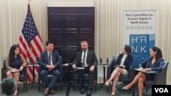 북한 내 정치범 수용소 수감자 가족 10명의 증언과 사진을 담은 자료집이 29일 워싱턴에서 발표됐다. 왼쪽 2번째부터 정광일 노체인 대표, 그레그 스칼라튜 북한인권위원회 사무총장, 올리비아 이노스 헤리티지 재단 연구원, 로사 박 북한인권위원회 프로그램 담당 국장.
