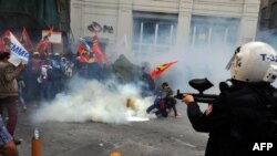 پلیس استانبول با استفاده از گاز اشک آور سعی در متفرق کردن تظاهرکنندگان دارد - ۱۴ مه ۲۰۱۴