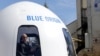 Jeff Bezos, pendiri Amazon dan Blue Origin, berbicara kepada wartawan tentang roket pendorong New Shepard di Colorado Springs, Colorado, 5 April 2017. 