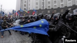 Para demonstran bentrok dengan polisi anti huru-hara di Kiev, Ukraina (24/11) 