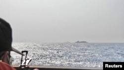 台湾海军2023年4月5日密切监视中国山东号航母在周边海域的举动。（台湾国防部提供）