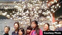 前中共总书记赵紫阳的女儿王雁南(左二)4月4日与到赵家祭拜赵紫阳的访民合影