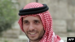 Pangeran Hamzah bin al-Hussein dari Yordania menghadiri acara dengan media di Amman, 9 September 2015.