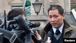 Pengacara HAM China Pu Zhiqiang (kanan) saat memberi keterangan kepada wartawan di depan pengadilan di Chongqing (Foto: dok). Pu Zhiqiang ditahan pemerintah China, Selasa pagi (6/5) atas tuduhan menciptakan gangguan di negara itu.