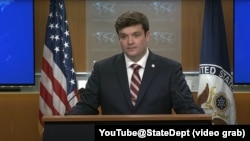 2025年6月26日，美国国务院首席副发言人汤米·皮戈特(Tommy Pigott)在国务院的新闻发布会上回答问题。