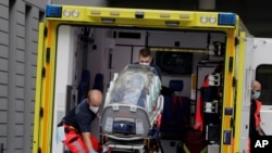 一辆救护车8月22日将被送到德国的俄罗斯反对派领袖纳瓦尔尼送到德国首都柏林的夏里特医院接受治疗。