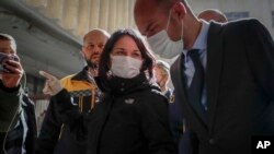 آنالینا بائربوک و ژان نوئل-بارو، وزیران امور خارجه آلمان و فرانسه، در حال بازدید از زندان بدنام صیدنایا. دمشق، جمعه ۱۴ دی ۱۴۰۳
