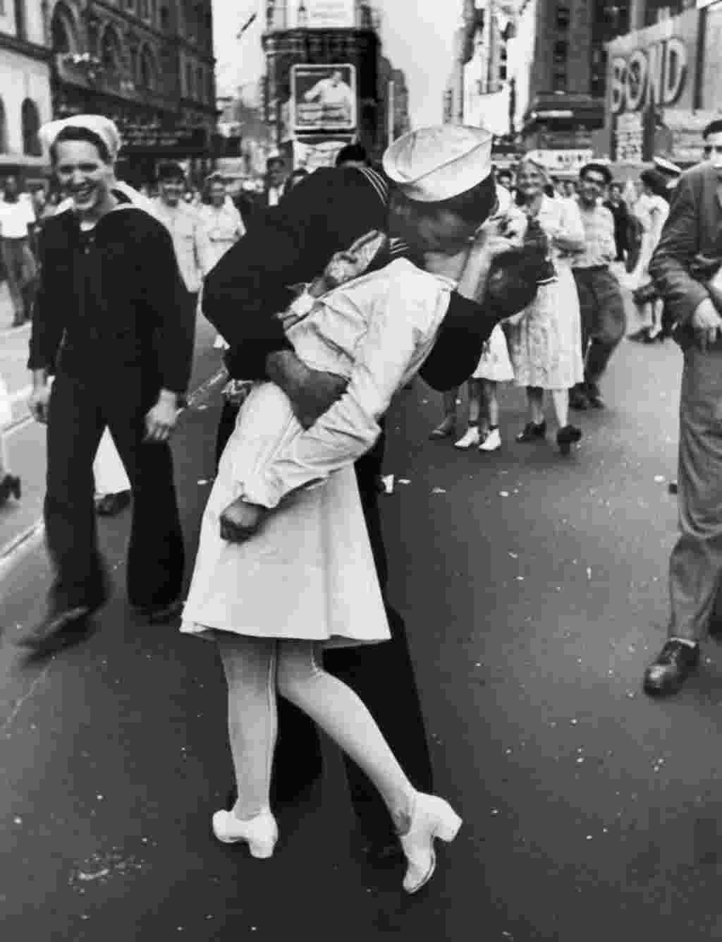 კოცნა გამარჯვების დღეს თაიმსის მოედანზე გამარჯვების დღეს გადაღებული ეს ფოტო მსოფლიოში ერთ-ერთი ყველაზე ცნობილი კადრია, რომელიც კოცნის ეპიზოდს ასახავს. ფოტო 1945 წლის 14 აგვისტოს თაიმსის მოედანზე არის გადაღებული. დღეს როცა მეორე მსოფლიო ომის დასრულება გამოცხადდა. ფოტოს ავტორი ალფერდ ეიზენშტატია. კადრში კი მეზღვაური სახელად ჯორჯ მენდოზა და ექთანი გრეტა ზიმერი ჩანან. როგორც მოგვიანებით გაირკვა, მენდოზა ნასვამი იყო და ზიმერს დაუკითხავად აკოცა. &bdquo; ეს არ იყო ჩემი სურვილი, ბიჭი უბრალოდ მოვიდა და მაკოცა&ldquo;