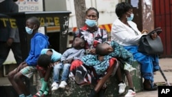 FILE: Bayahlupheka abantu bakwele Zimbabwe ngenxa yokugugudeka komnotho lokunye. (AP Photo/Tsvangirayi Mukwazhi)