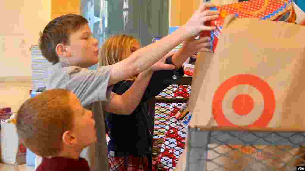 凯西兄妹检查玩具（美国之音国符拍摄）