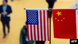 资料照：2018年11月上海国际进口博览会上的美中国旗