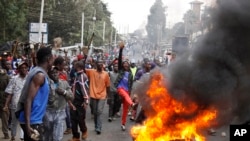 Des partisans du leader de l’opposition Raila Odinga érigent des barricades à Kibera, Nairobi, Kenya, 12 août 2017.
