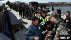 정전협정 백지화를 선언한 북한이 위협 수위를 높이는 가운데, 지난달 14일 연평도 당섬부두에서 군인들과 주민이 여객선에 탑승하고 있다.