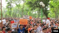 5月11日大约500名越南人在首都河内市中心的公园里举行示威抗议中国在南中国海有争议海域架设钻井平台