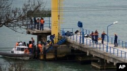 러시아 구조대가 25일 소치 외곽 한 부두에서 흑해에 추락한 공군 항공기 탑승객의 시신을 옮기고 있다. 