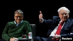 Bill Gates, le fondateur de Microsoft, à droite, et Warren Buffett, le PDG de Berkshire Hathaway, lors d’un débat à l’université de New York, 27 janvier 2017.