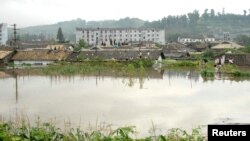 지난 2012년 7월 북한 평안남도 안주시에서 홍수로 집들이 물에 잡겼다.