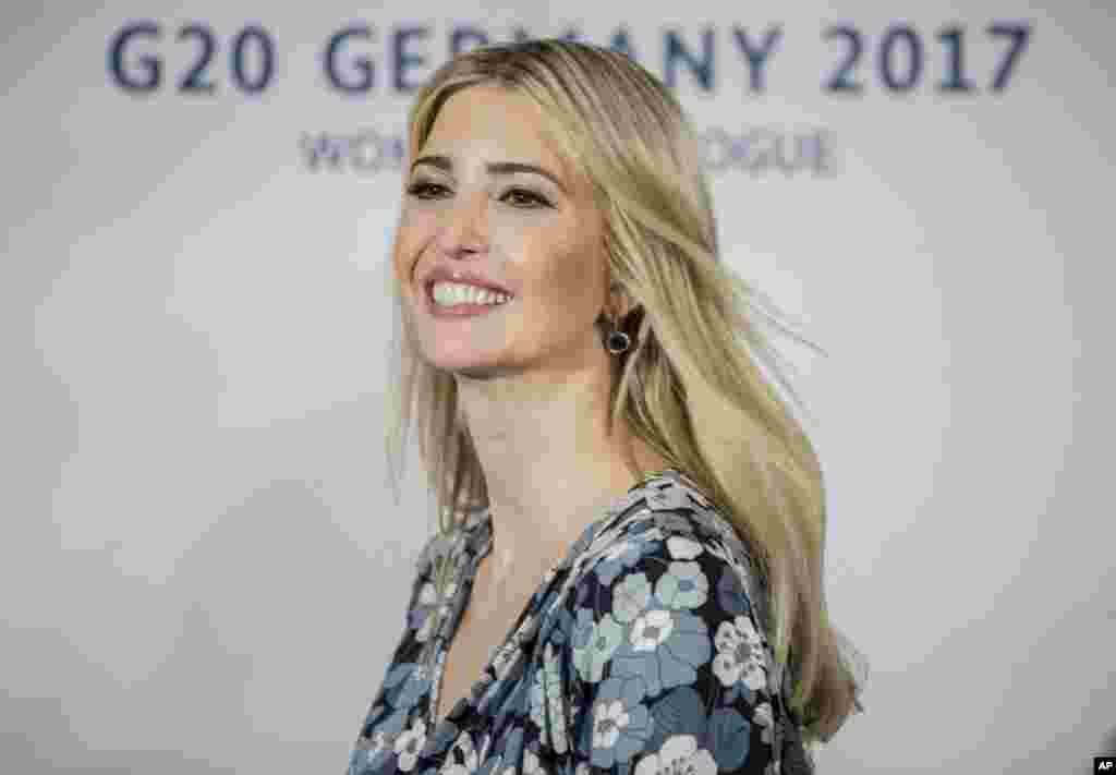 美国总统特朗普的女儿和顾问伊万卡&middot;特朗普抵达在德国柏林召开的W20妇女峰会会场（2017年4月25日）。这是伊万卡首次以白宫顾问身份出席国际会议。