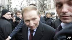 Former Ukrainian president Leonid Kuchma (c) arrives at the general prosecutor's office in Kyiv, March 24, 2011