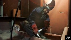 폴란드에 파견된 북한 노동자가 지난 2006년 3월 북부 항구도시 그단스크의 조선소에서 용접 작업을 하고 있다. (자료사진)