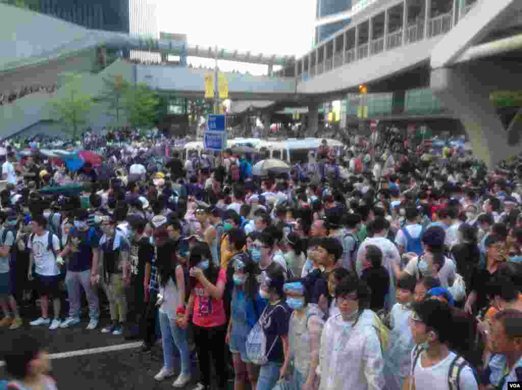 港人声援占中抗拒警方封锁中环金钟多处瘫痪（美国之音海彦拍摄） 