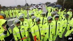 Лісабон<br />
<br />
&quot;Сьогодні терпець в українського народу увірвався. Ми не хочемо більше бути країною експорту мігрантів, соціального сирітства, покинутих сімей. Ми не хочемо, щоб на нас дивилися, як на тих, що забирають робочі місця у громадян ваших країн. Ми не хочемо жити зі страхом, що завтра нас депортують&quot;.