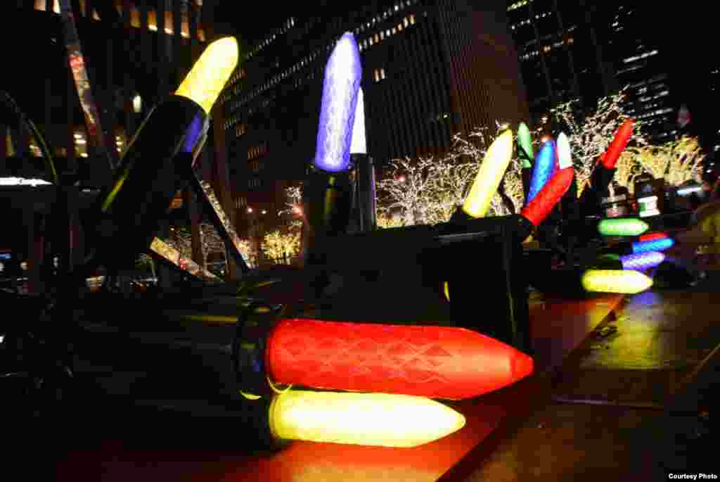 Dekorasi Natal yang berwarna-warni menghiasi kawasan Sixth Avenue di Manhattan, New York. 