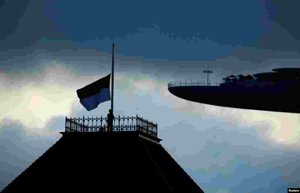 Singapura mengibarkan bendera setengah tiang di gedung parlemen, sebagai tanda berduka atas meninggalnya mantan Presiden S.R. Nathan.