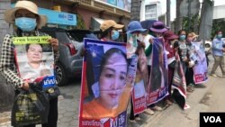 រូបឯកសារ៖ អ្នកតវ៉ា​នៅ​សាលា​ដំបូង​រាជធានី​ភ្នំពេញ កាល​ពី​ថ្ងៃ​ទី​១ ខែ​កក្កដា ឆ្នាំ​២០២១ កាន់​រូបថត​ជនជាប់ចោទ​ដែល​​បាន​តវ៉ា​ចំ​ថ្ងៃ២៣​តុលា ឆ្នាំ​២០២០ នៅមុខ​ស្ថានទូត​ចិន។ (ហ៊ុល រស្មី/វីអូអេ)