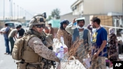 美国海军陆战队队员在喀布尔机场协助撤离行动。