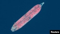 آرشیو - تصویر ماهواره‌ای از نفتکش «اف اس او سِیفر» لنگر انداخته در بندرگاه «راس عیسی» در ساحل یمن.