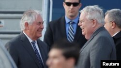 11일 렉스 틸러슨 미국 국무장관(왼쪽)이 러시아 모스크바 공항에 도착해 존 테프트 러시아 주재 미국대사의 환영을 받고 있다. 