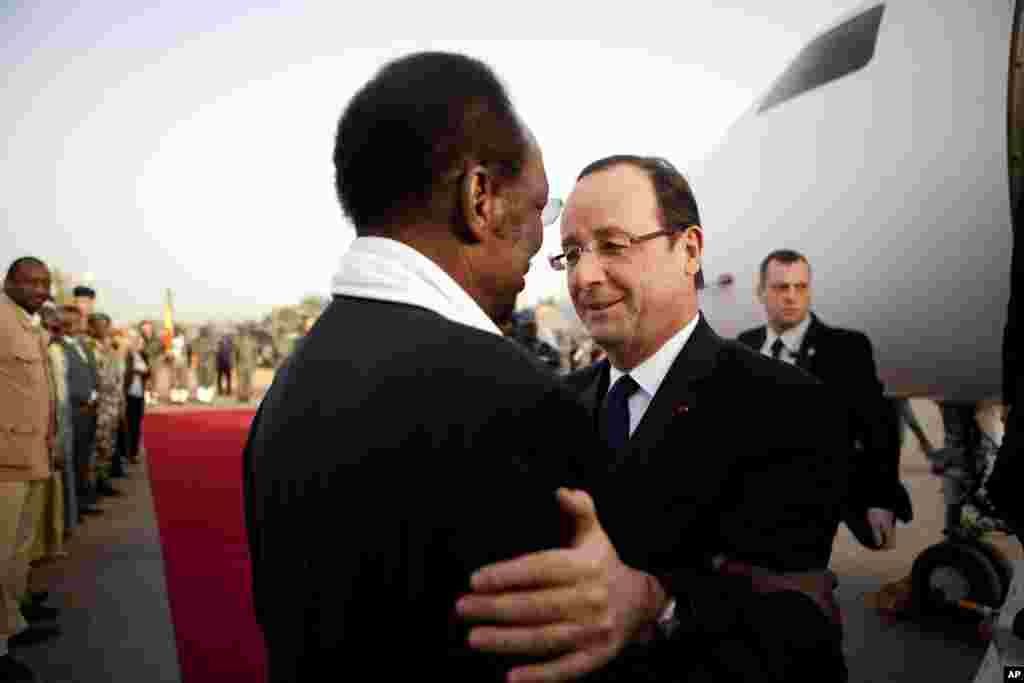 2月2日法国总统奥朗德（中右）抵达马里的塞瓦雷机场时，受到马里临时总统特拉奥雷的欢迎。